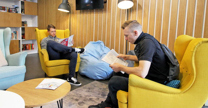 Holiday Inn Berlin City East athletes relaxing in the lobby | © Thomas Lerike