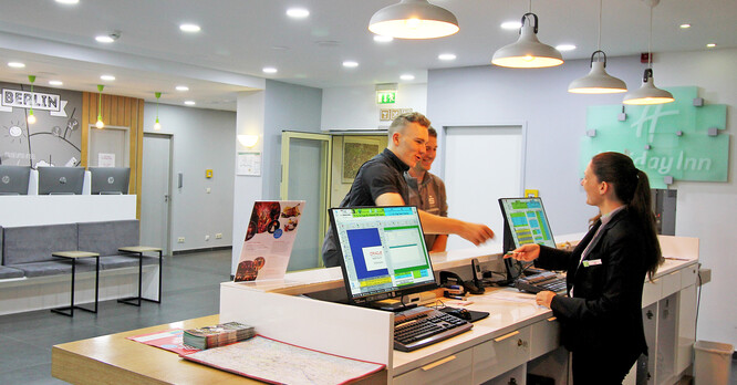 Holiday Inn Berlin City East athletes checking into the hotel | © Thomas Lerike